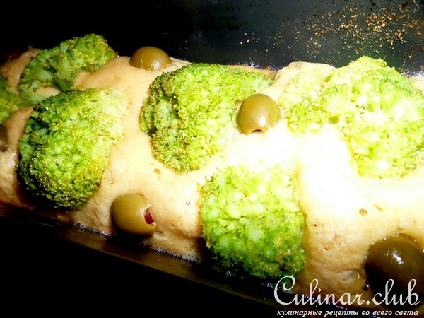 Кекс с брокколи и оливками