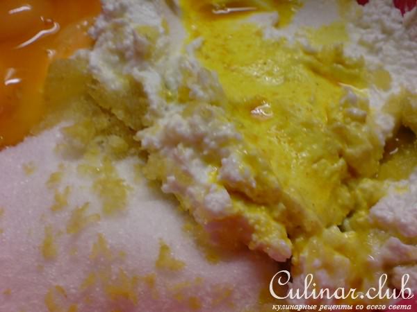 Кекс с сахарной корочкой,творогом и вялеными вишнями 