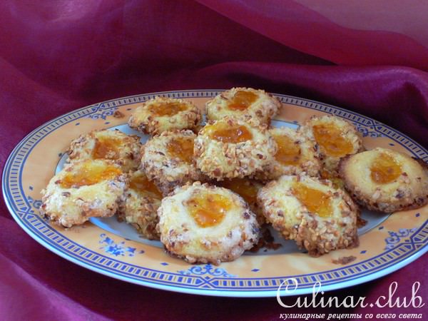 Ореховые шарики (печенье с орехом и персиковым вареньем)
