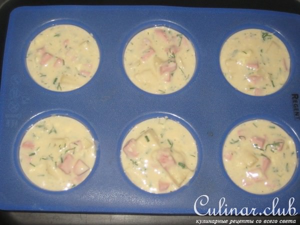 Маффины закусочные с колбасой и сыром.