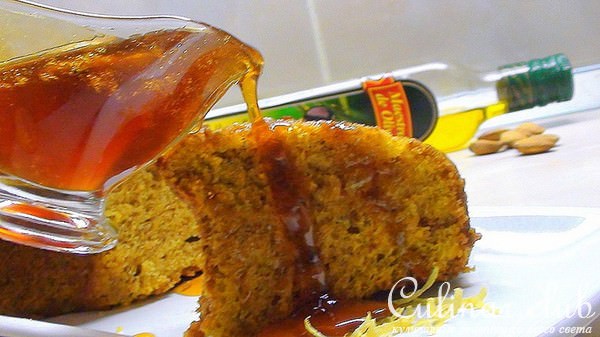 Тыквенный кекс с миндалём на оливковом масле с цитрусовым соусом.