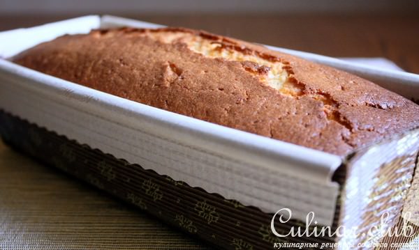 Кукурузно - Лимонный кекс с лимонной глазурью и смородиновым соусом.