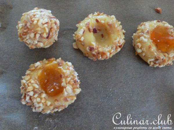 Ореховые шарики (печенье с орехом и персиковым вареньем)