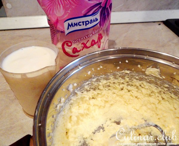 Манник на простокваше с изюмом и лимонной пропиткой