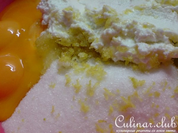 Кекс с сахарной корочкой,творогом и вялеными вишнями 