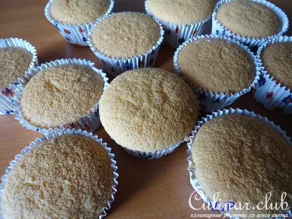 Бисквитные капкейки с клубничным курдом