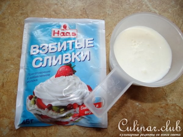 Бисквитные кексы на киселе со взбитыми сливками