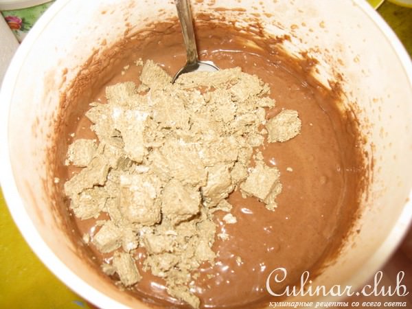 Кекс сметаный с кусочками халвы 