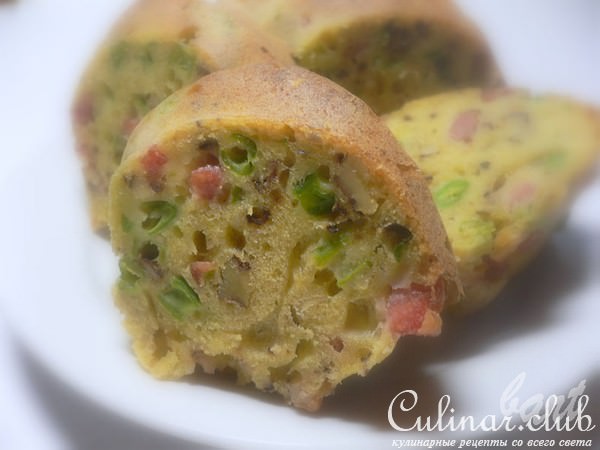 Кекс с зеленой фасолью, колбасой и орехами.