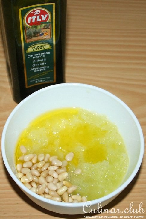 Кабачковые маффины с кедровыми орешками с соусом "Песто" из петрушки