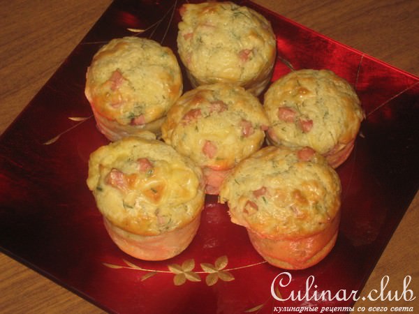 Маффины закусочные с колбасой и сыром.