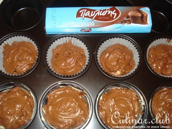 Шоколадные кексы с орехами и черносливом