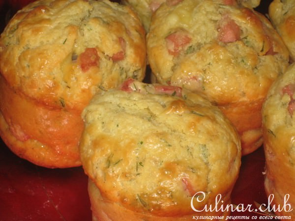 Маффины закусочные с колбасой и сыром.