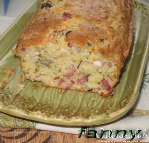 Сырный кекс с копченостями и фисташками