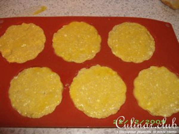 кексы из кукурузной муки с изюмом 