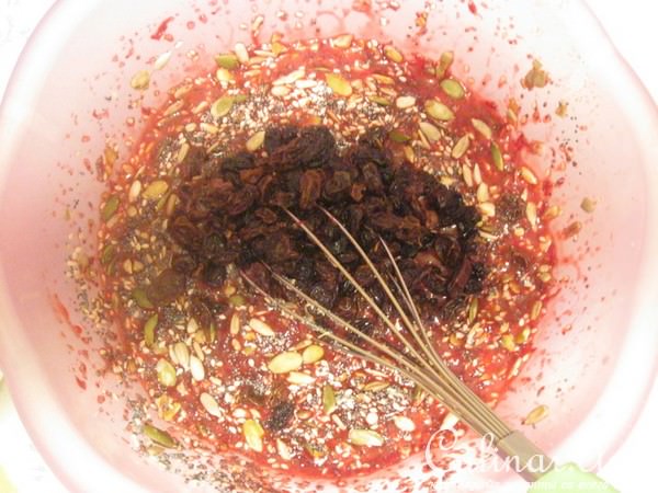 Кекс свекольный с изюмом и семечками