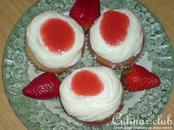 Маффины с "шапкой" из Маскарпоне и клубничным пюре