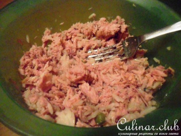 Фаршированный ленивый пирог с рисом и тунцом