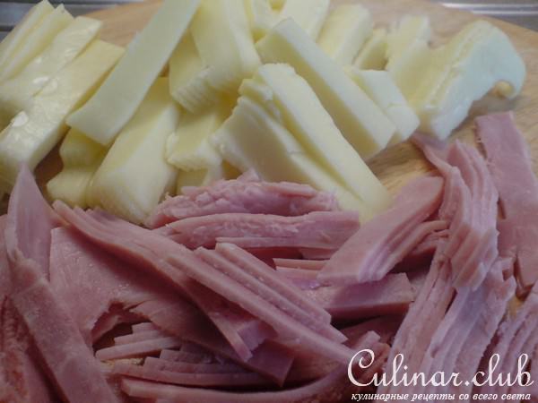 Закусочный венок-рулет с жареным луком,ветчиной и сыром