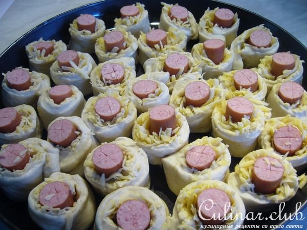 Пикантный пирог из розочек с сосисками