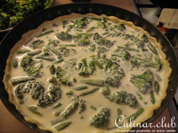 Киш с куриными потрошками, зеленой фасолью и брокколи