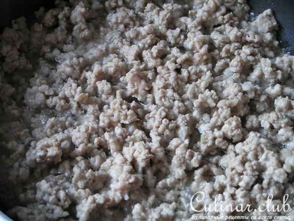 Мясной пирог с рисом, карамелизированным луком и яблоками