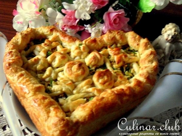 Пирог из слоеного теста с плавлеными сырками, чесноком и зеленью " Растаявшая обида"