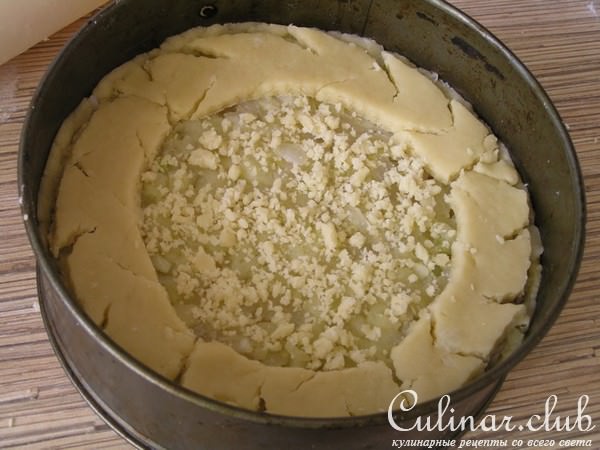 Мясной пирог с рисом, карамелизированным луком и яблоками