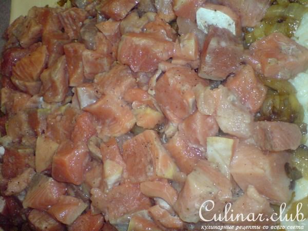 Новгородская рыбная кулебяка с лососем, рисом и яйцом