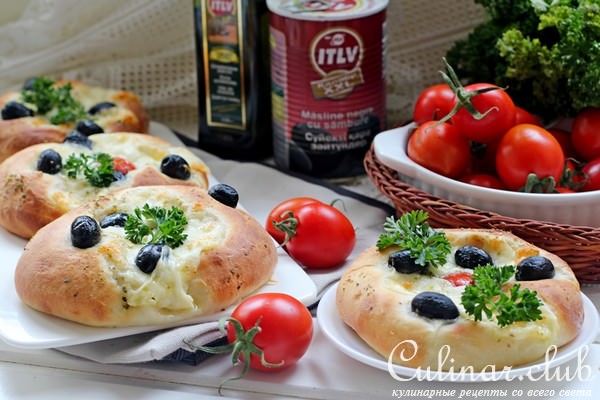 Мини пиццы с моцареллой и маслинами