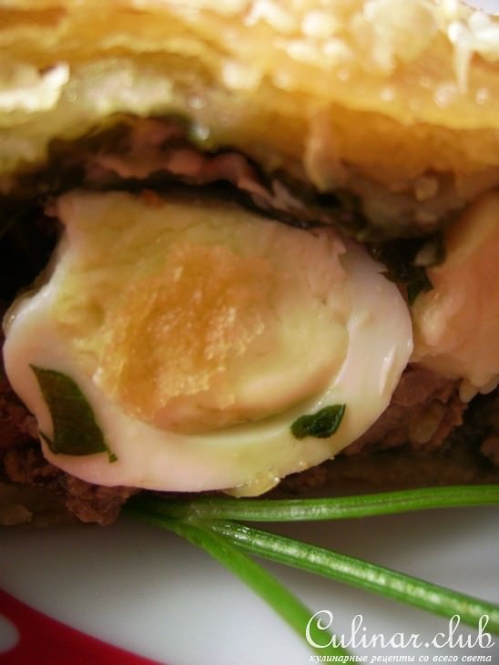 Пирог с куриной печенкой, сыром, перепелиными яйцами и пореем. 