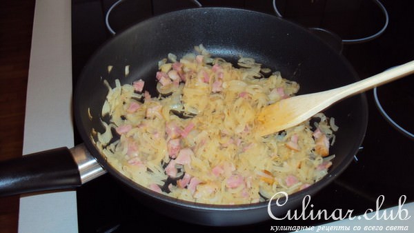 Сырно-луковый пирог с копченым салом и беконом