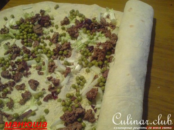 Мясной пирог-рулет с зелёным горошком