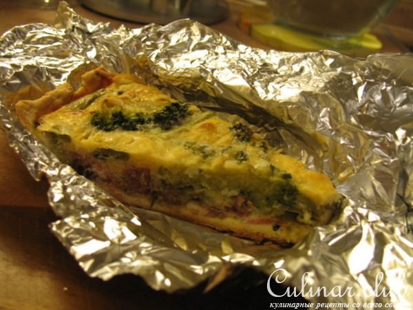 Киш с куриными потрошками, зеленой фасолью и брокколи
