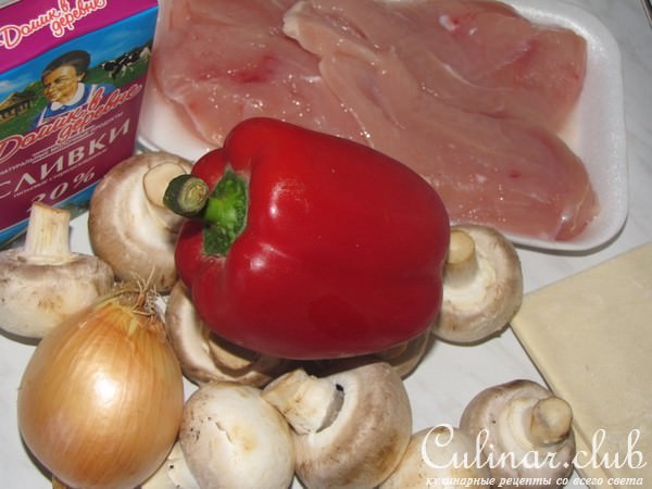 Куриное рагу с грибами в слоёном тесте