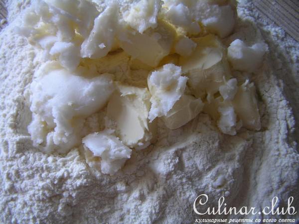 Мясной пирог с рисом, карамелизированным луком и яблоками