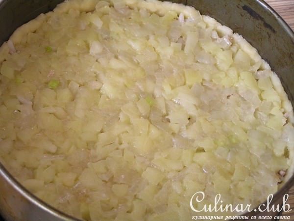 Мясной пирог с рисом, карамелизированным луком и яблоками