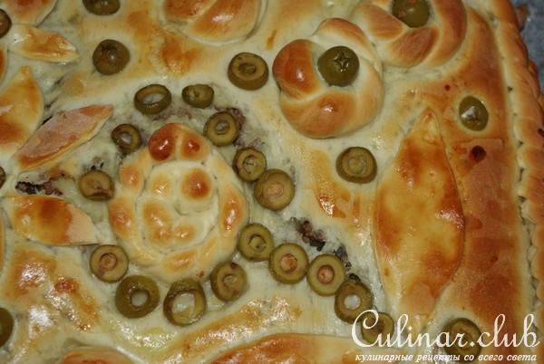 Пирог с картошкой, фаршем и солеными огурчиками