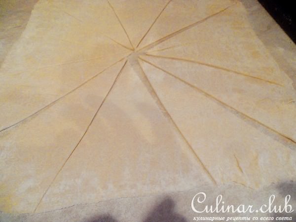 Закусочные слойки с рыбой и маслинами