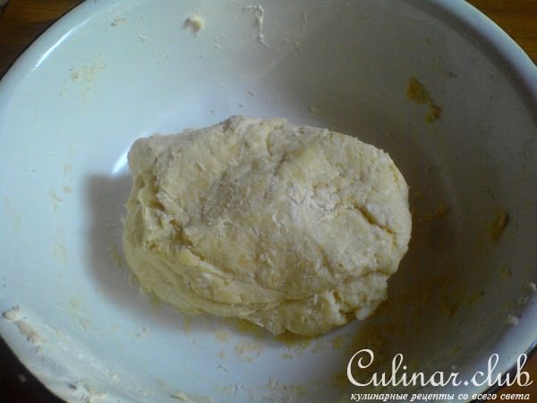 Открытый пирог с томатами, козьим сыром и шалфеем