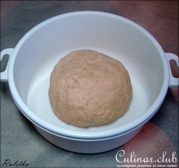 Открытый пирог из картофельного теста с копчёными колбасками и квашеной капустой.