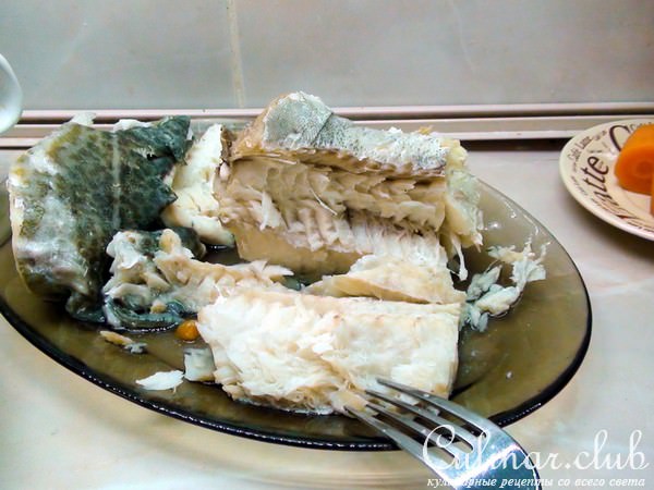 Пирог с рыбой, рисом и жареным луком.