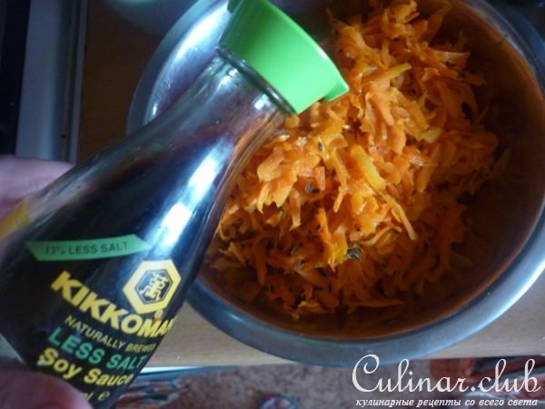 Постный пирог с морковкой и солёными грибочками