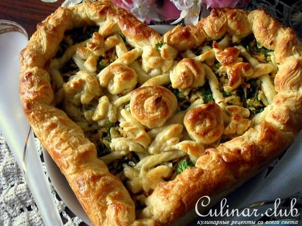 Пирог из слоеного теста с плавлеными сырками, чесноком и зеленью " Растаявшая обида"