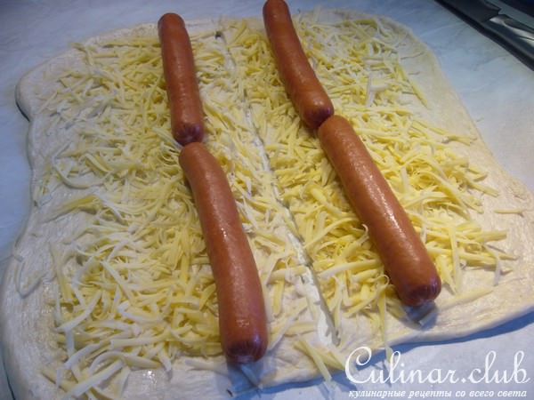 Пикантный пирог из розочек с сосисками