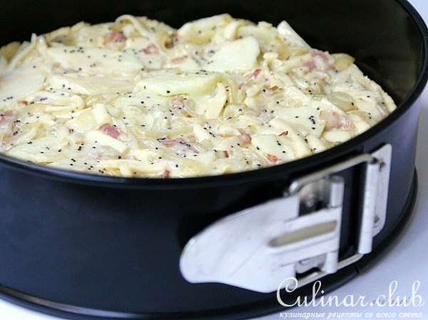 киш с луком, яблоками и маком