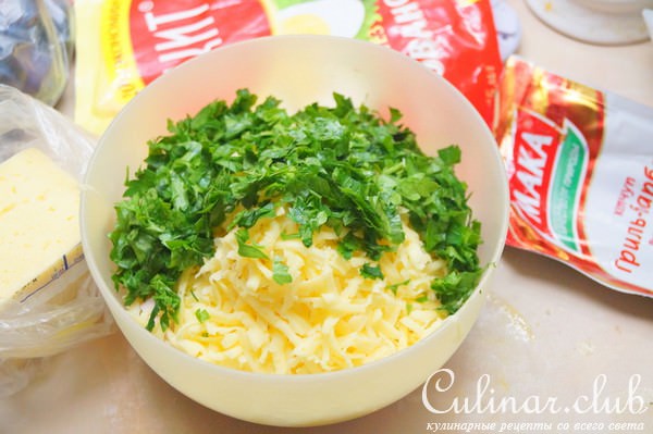 Лепёшка с сыром и копчёностями.