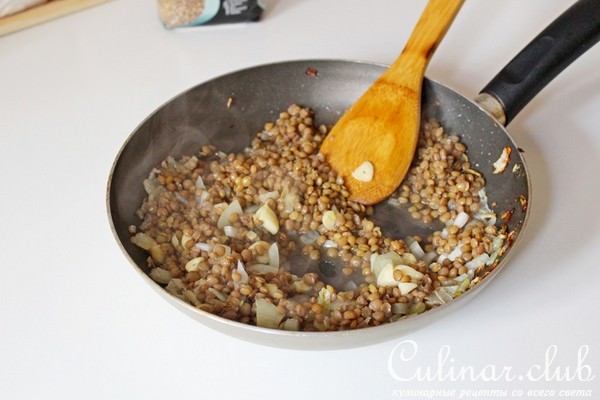 Открытый пирог с чечевицей и овощами.