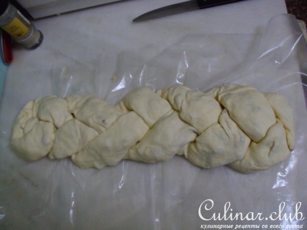Плетенка с разноцветным перцем и сыром