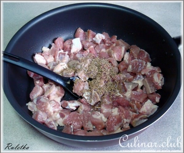 Мясной пирог с сердцем и беконом.